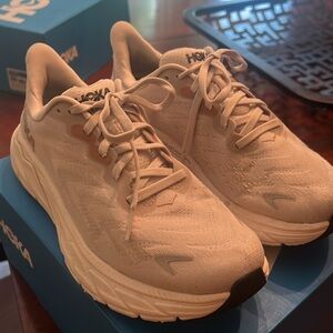 Hoka Arahi 6 - used in box - sz 8 women - off white w. gold trim